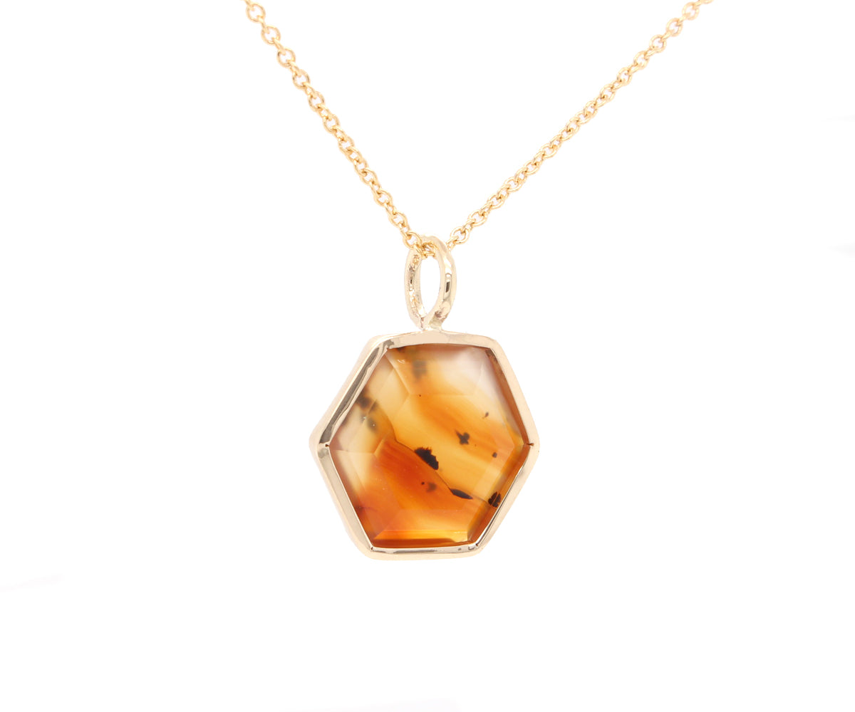 Collar dorado con ágata hexagonal y puesta de sol