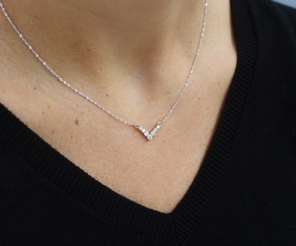 Collar clásico de diamantes en forma de V