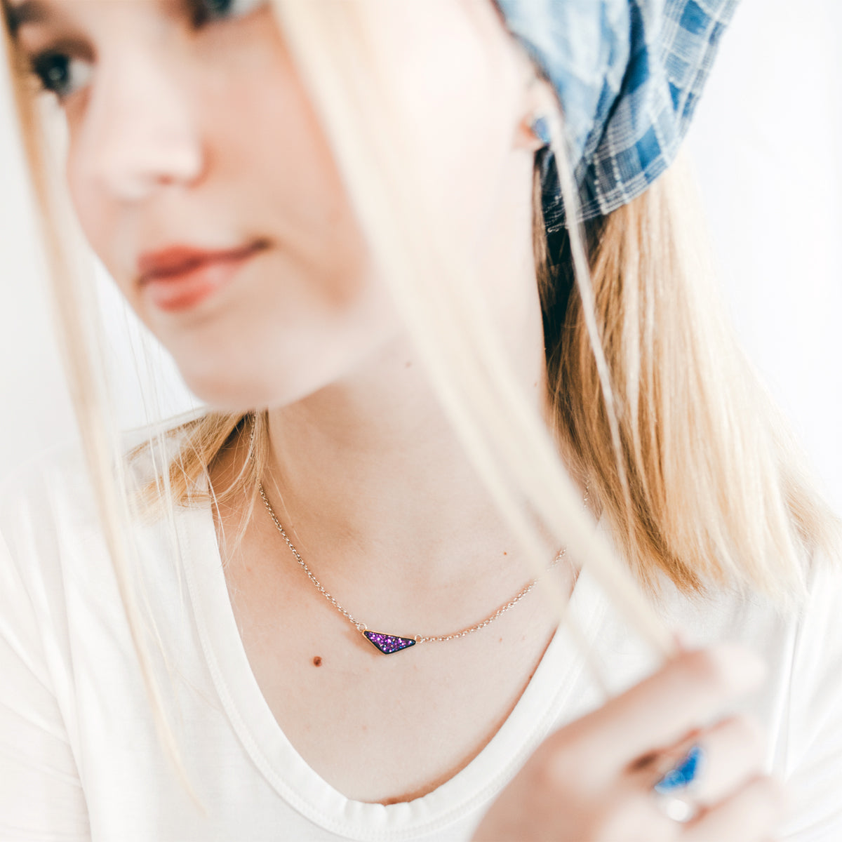 Collar con drusa arcoíris de color morado y triángulo mediano