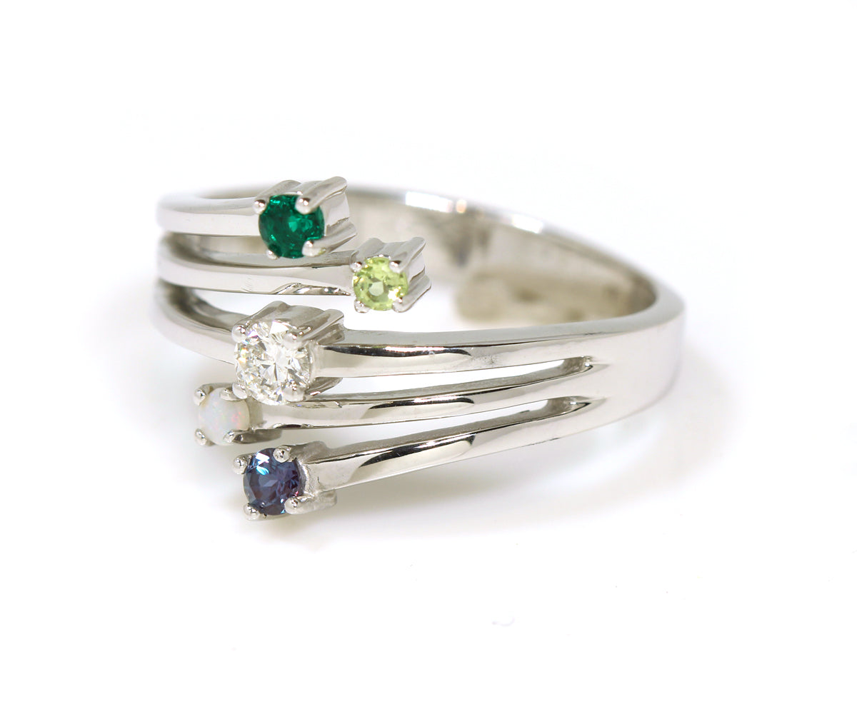 Anillo con piedra natal de la familia de la madre de varias filas con giro moderno