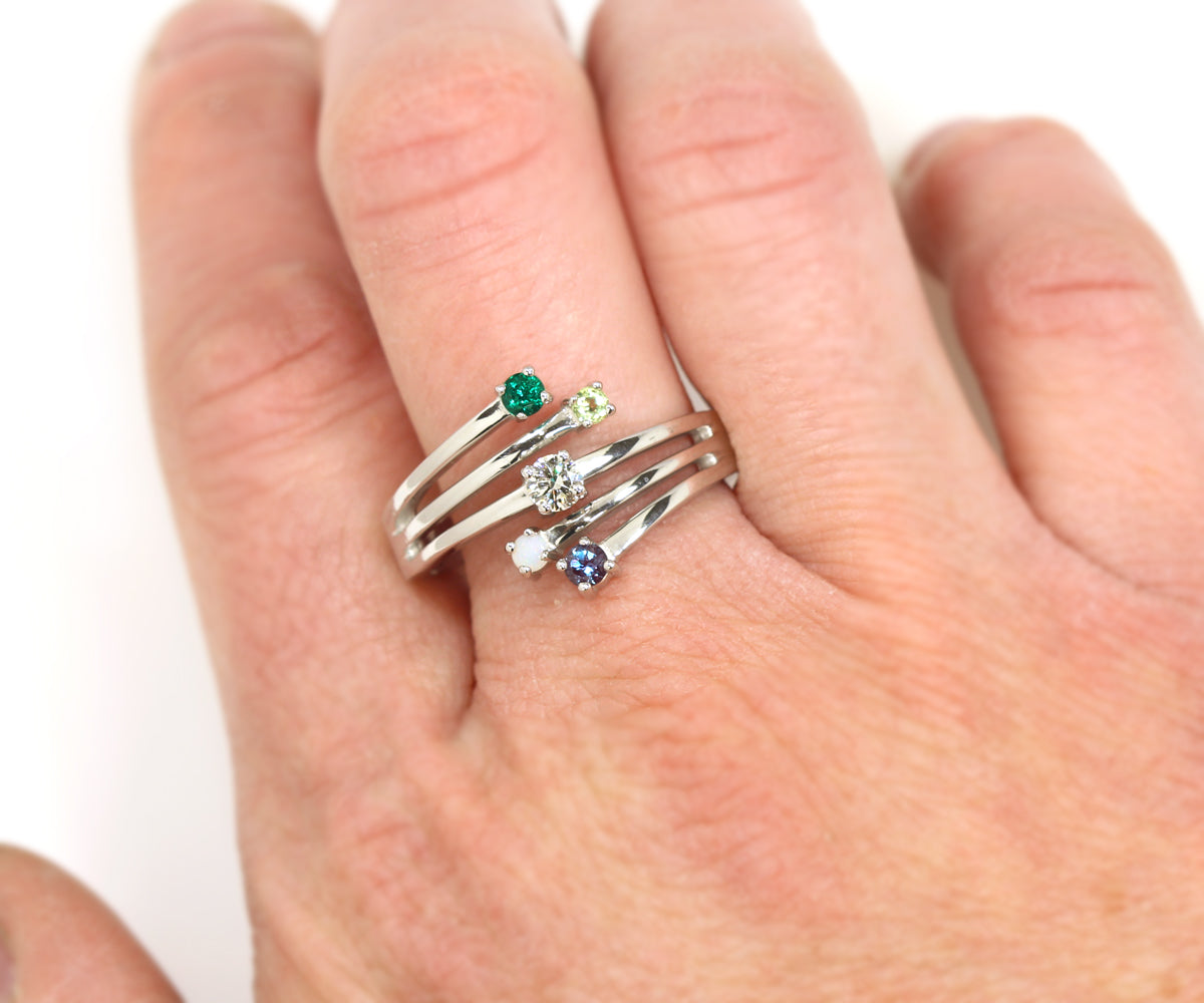 Anillo con piedra natal de la familia de la madre de varias filas con giro moderno