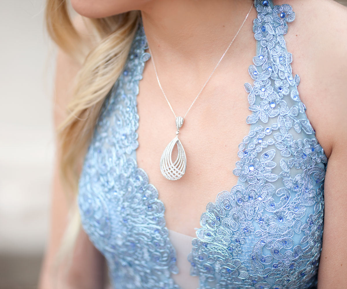 Collar de cristal con forma de lágrima que los hace celosos
