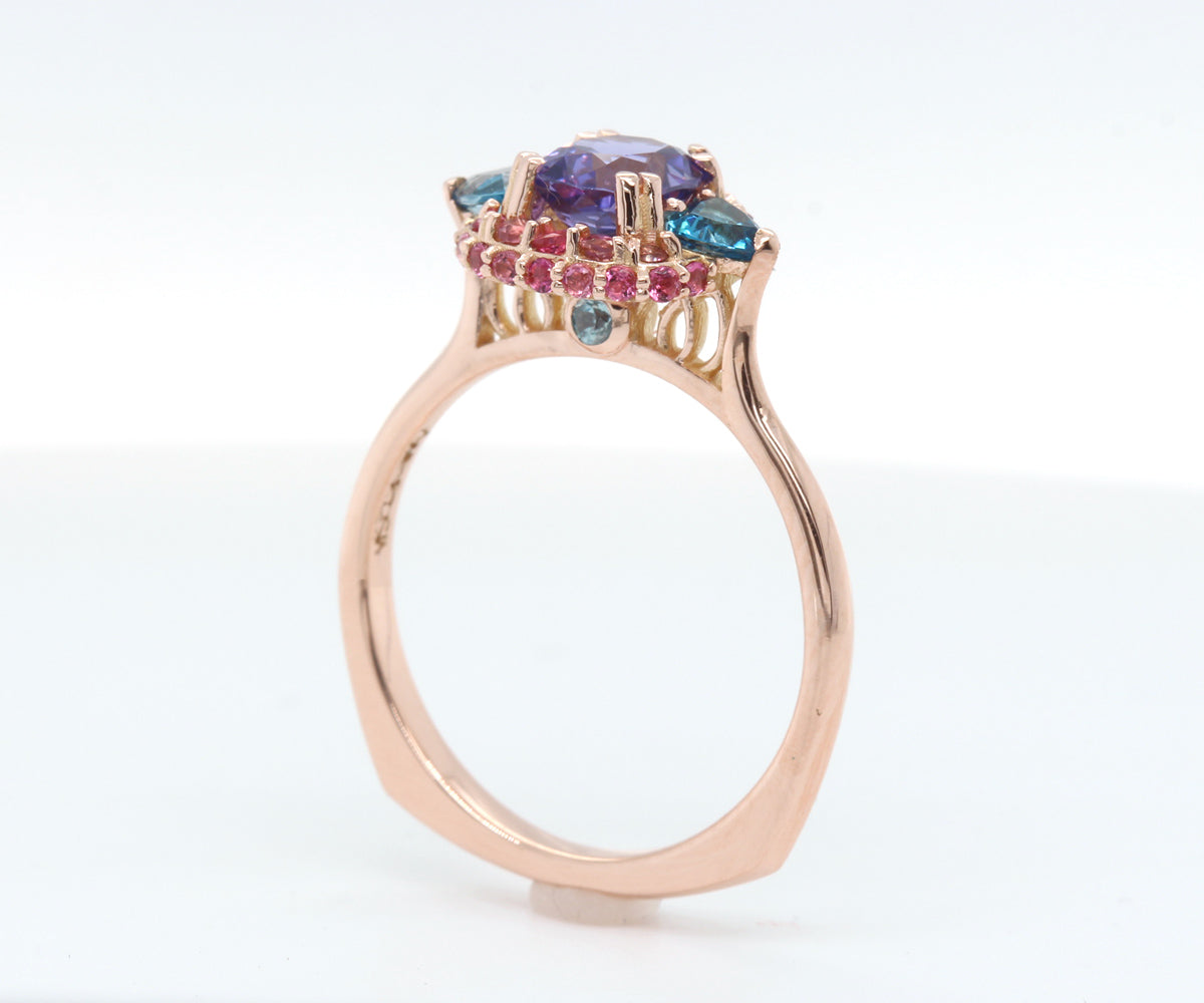 Anillo de zafiro morado natural con halo colorido