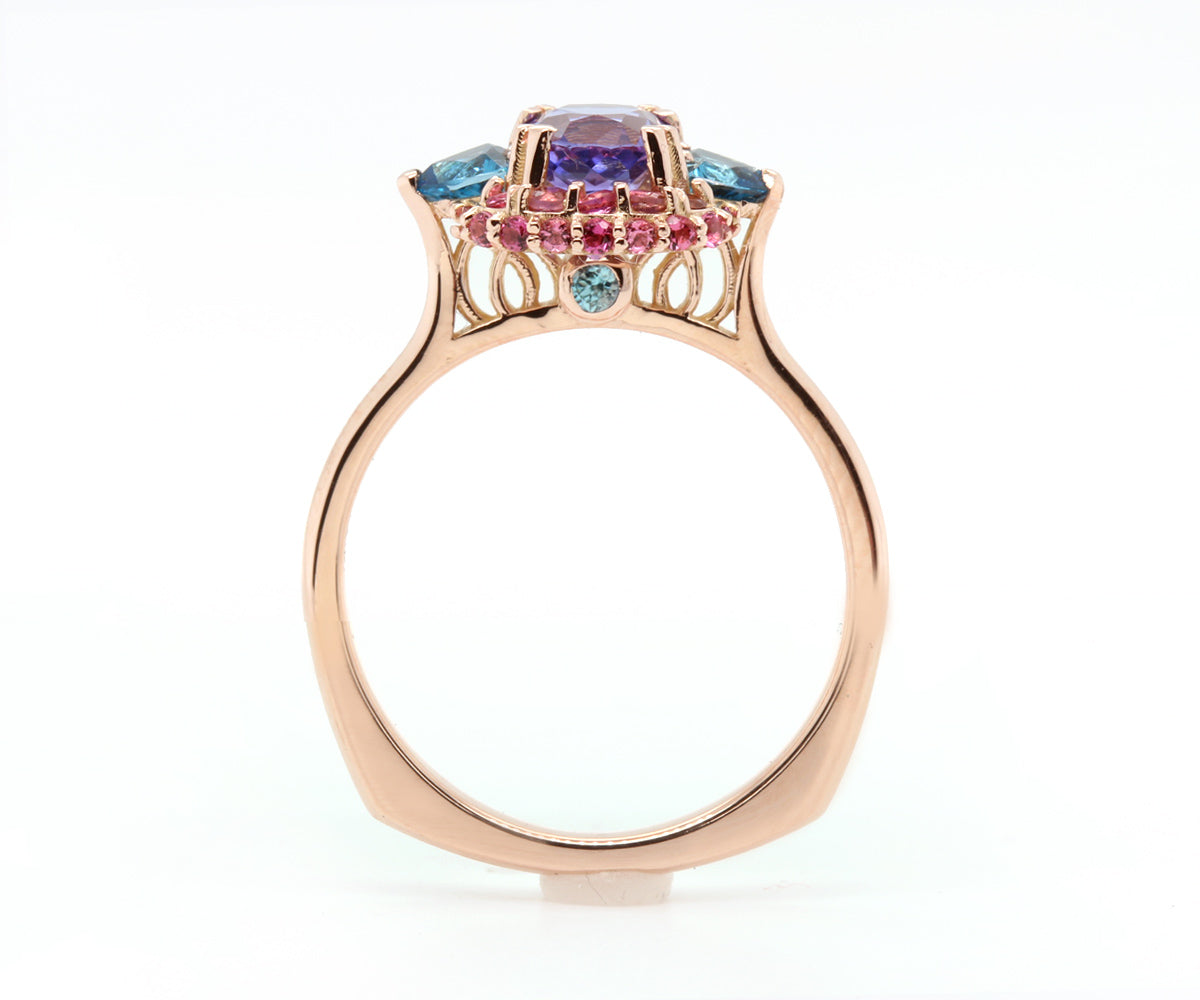 Anillo de zafiro morado natural con halo colorido