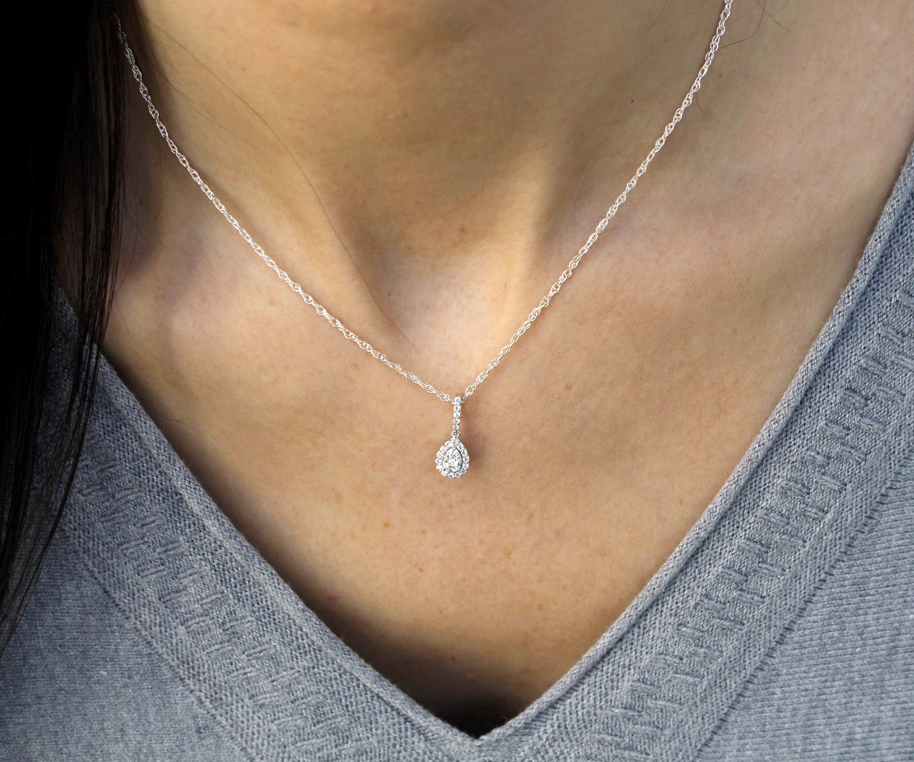 Colgante de diamantes con halo de pera elegante