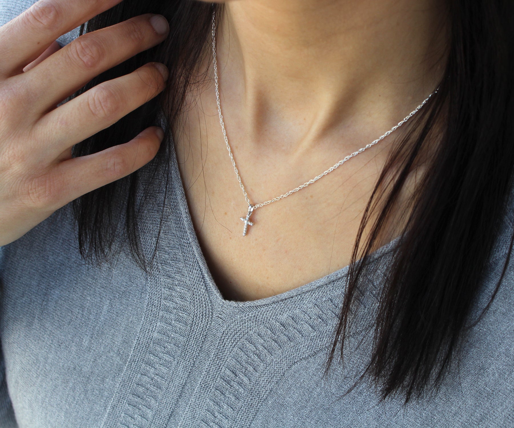 Colgante elegante con cruz de diamantes en miniatura