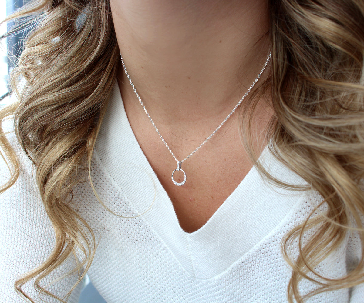 Colgante de diamantes con círculo abierto elegante