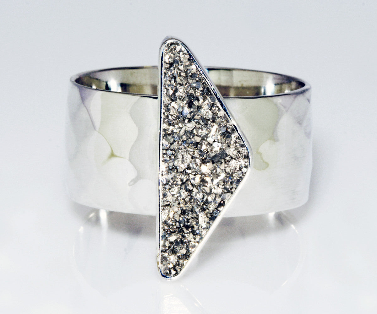Anillo ancho de platino con drusa y triángulo