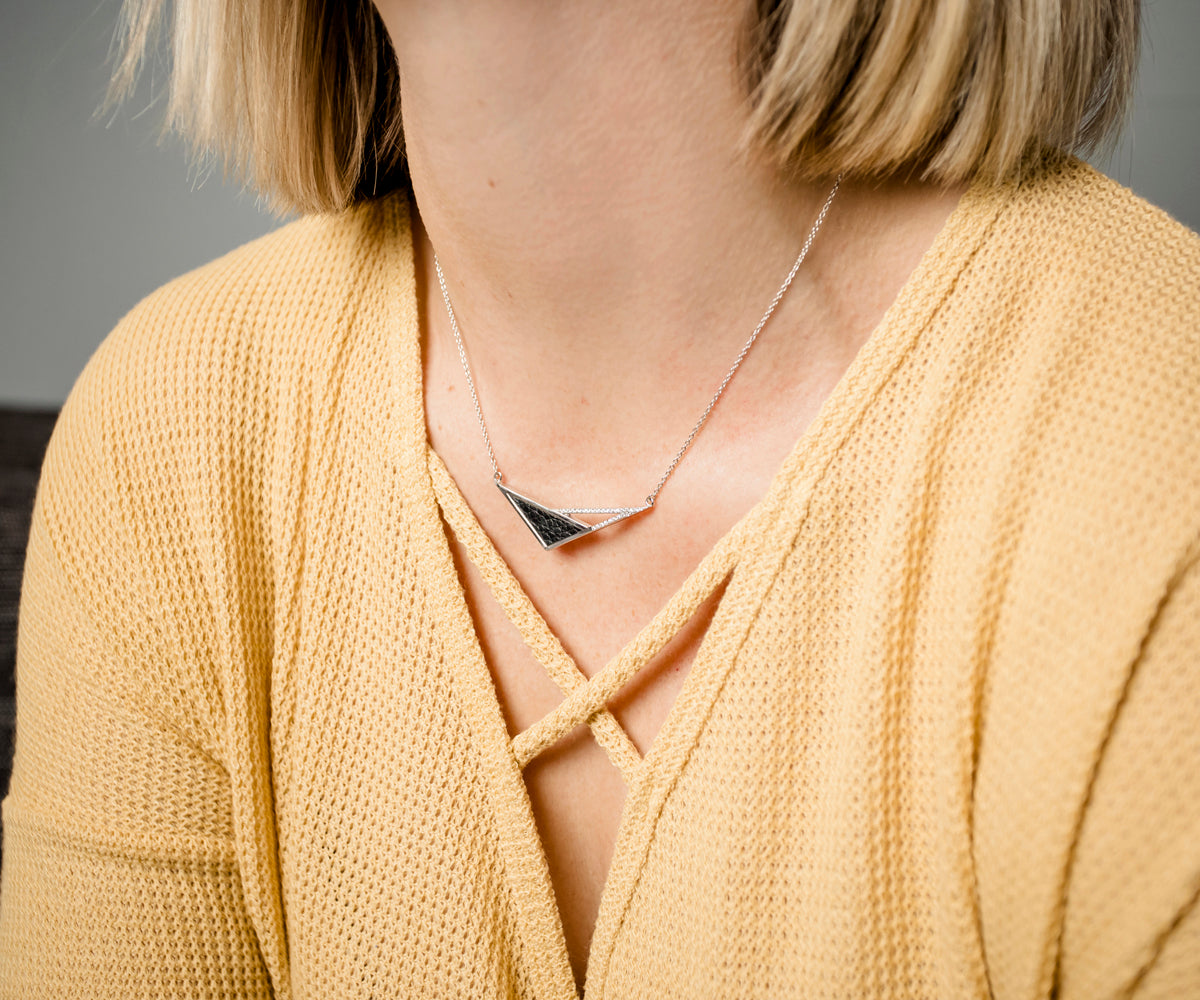 Collar de cuero con incrustaciones de cristales y triángulos geométricos