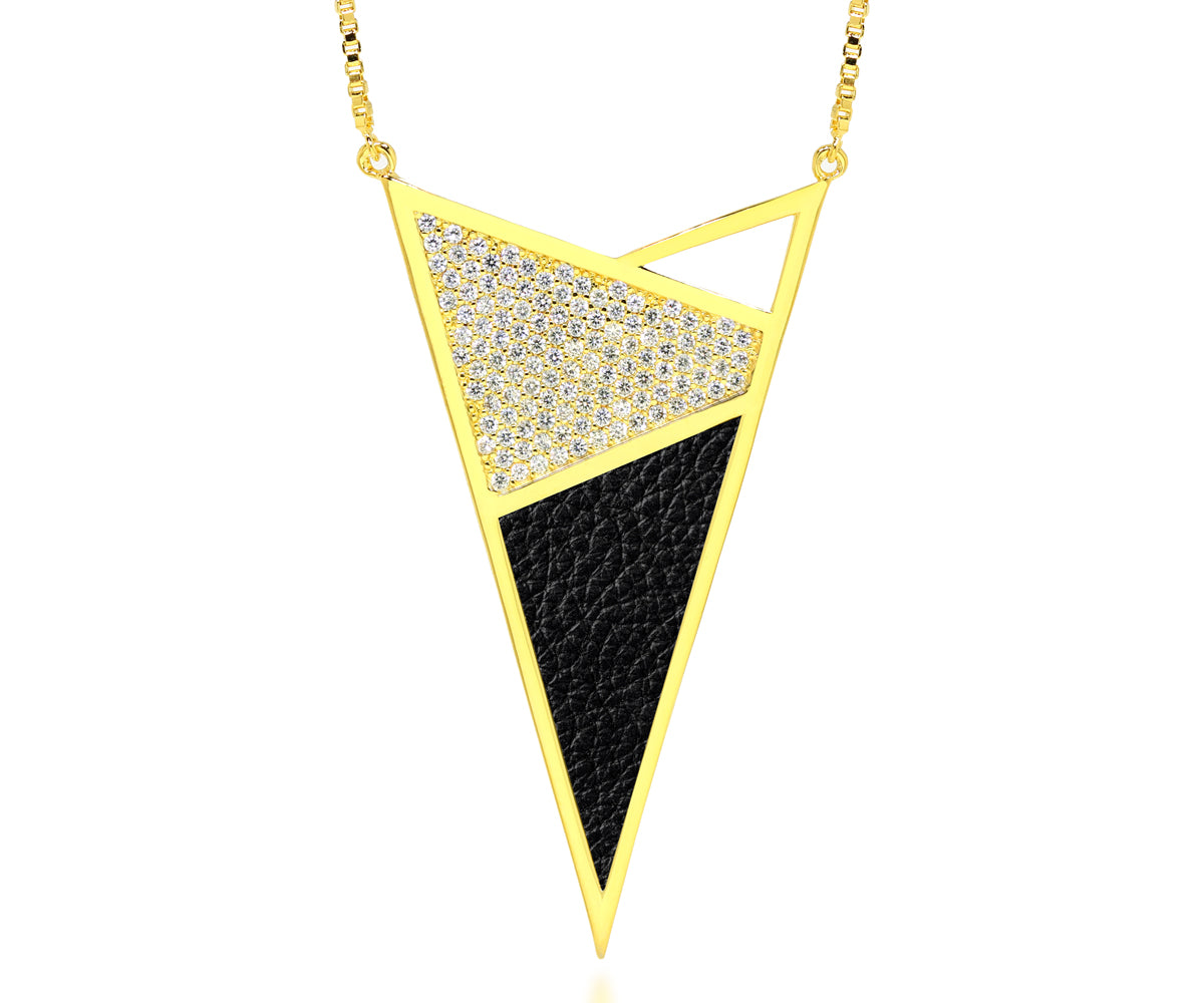 Collar extragrande de oro con incrustaciones de cristales y cuero en forma de triángulo