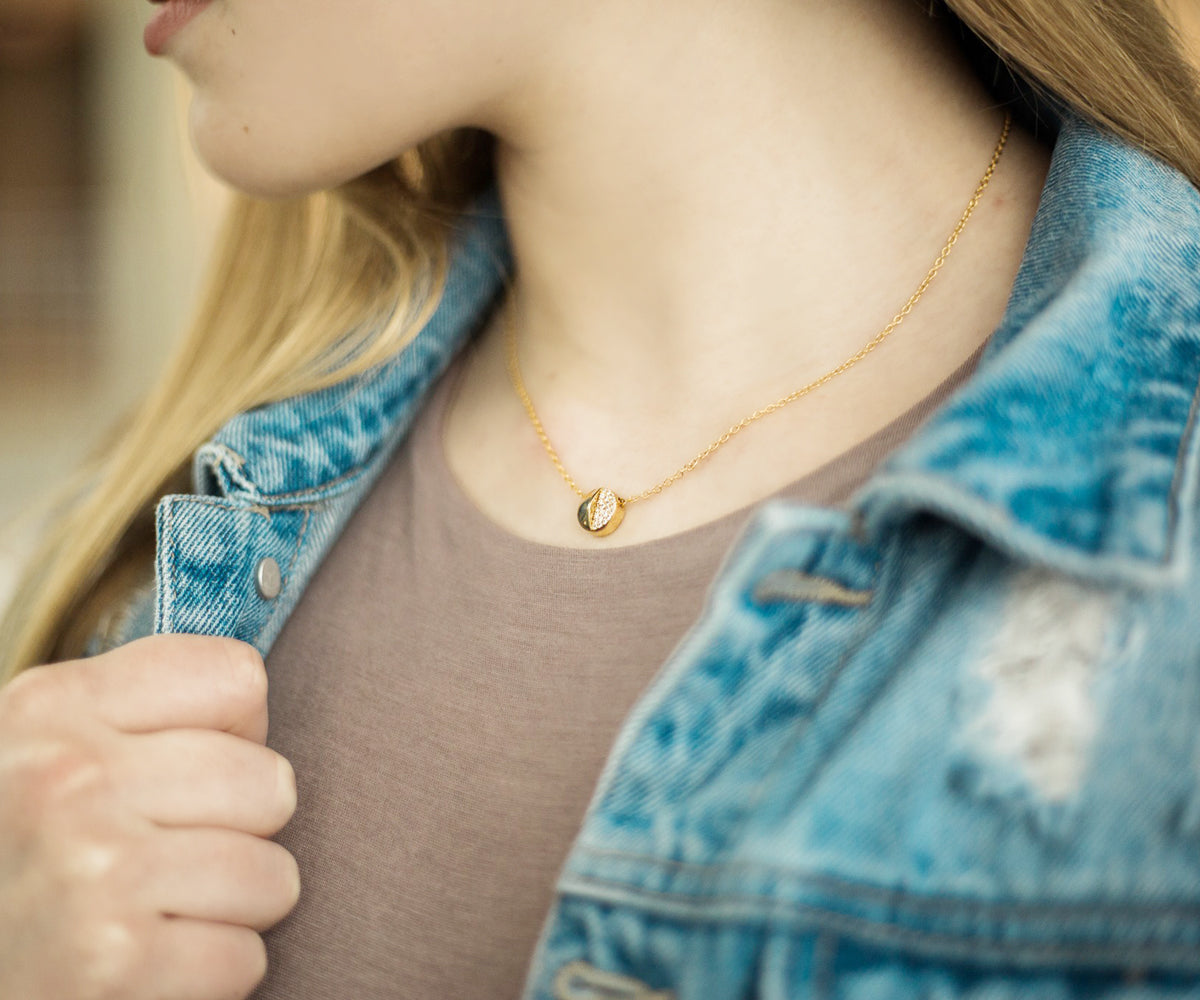 Collar pequeño de oro con cristales pavé redondos