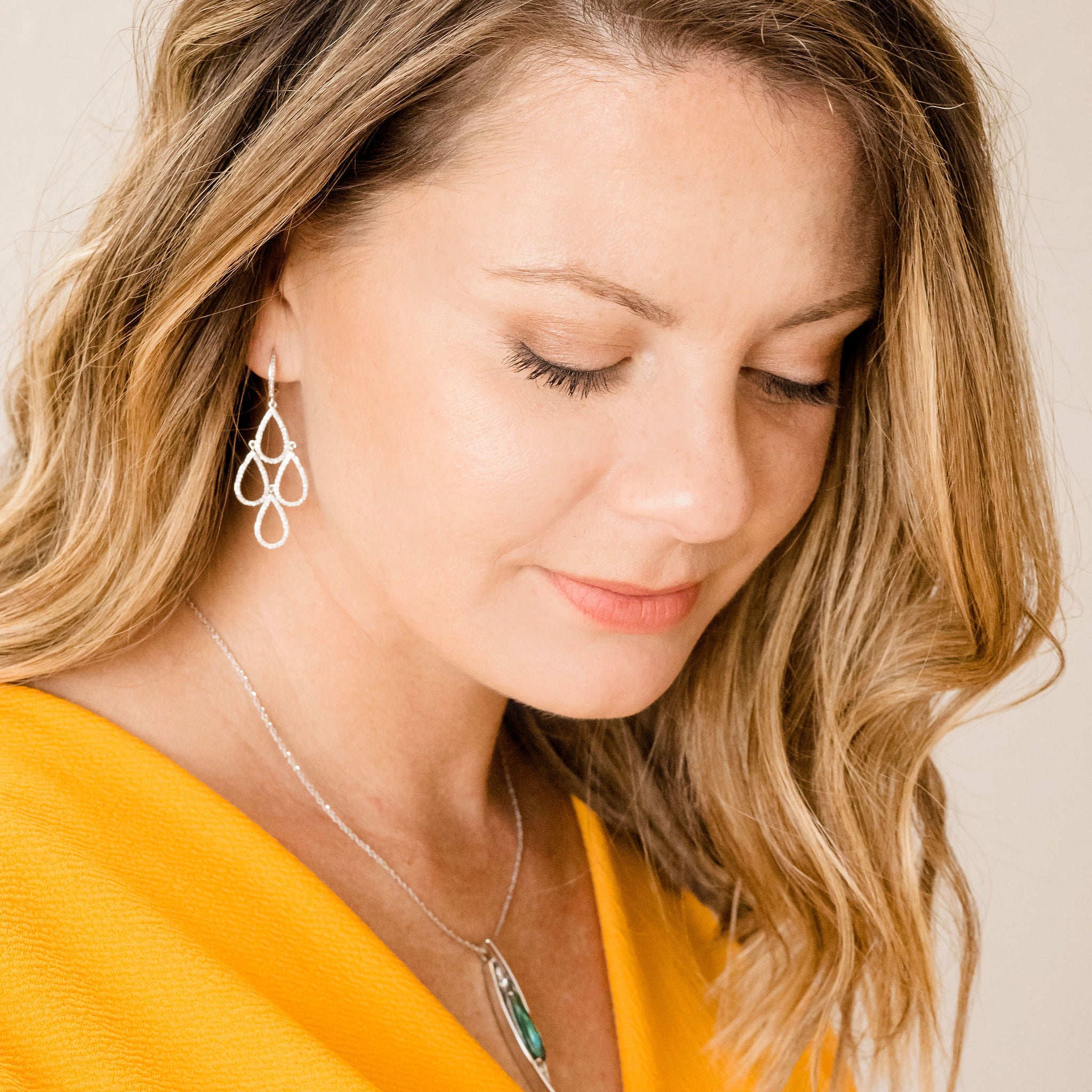 Pendientes llamativos con forma de lágrima y diamantes