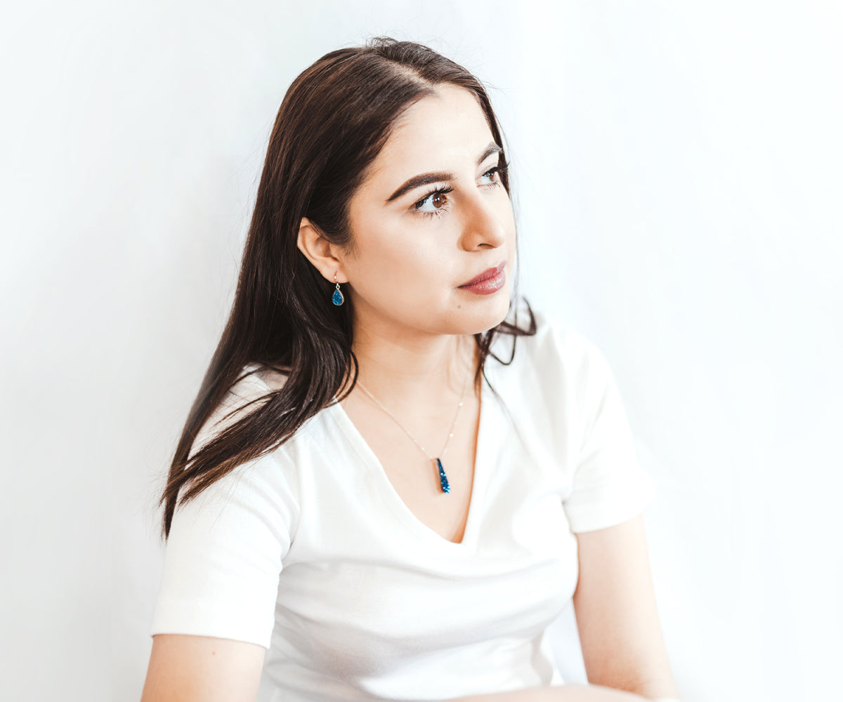 Collar alargado con drusa de zafiro azul en forma de lágrima