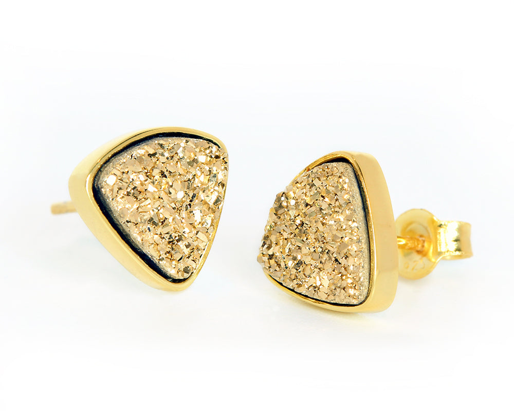 Pendientes pequeños con forma de triángulo y drusa en oro de 18 quilates