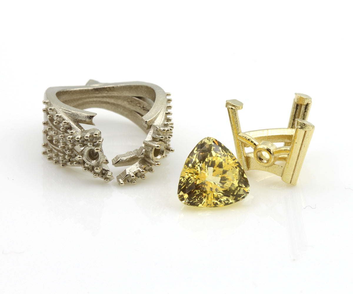 Anillo llamativo de diamantes y zafiro amarillo Trillion