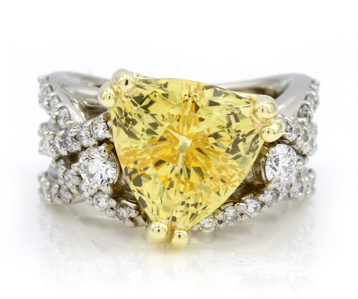Anillo llamativo de diamantes y zafiro amarillo Trillion