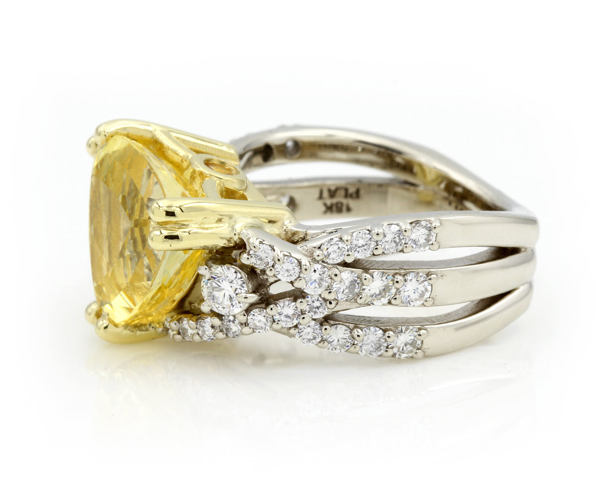 Anillo llamativo de diamantes y zafiro amarillo Trillion