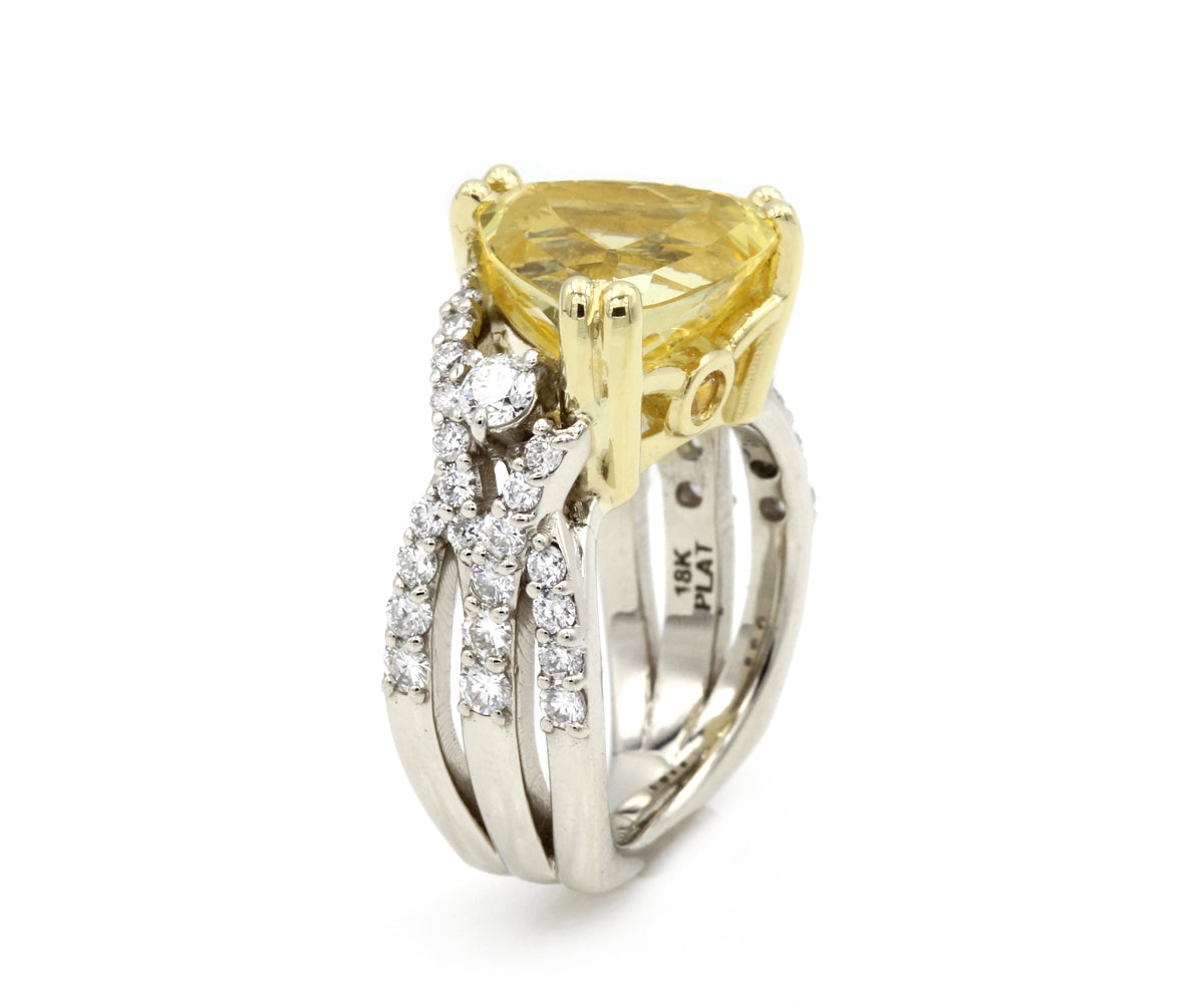 Anillo llamativo de diamantes y zafiro amarillo Trillion