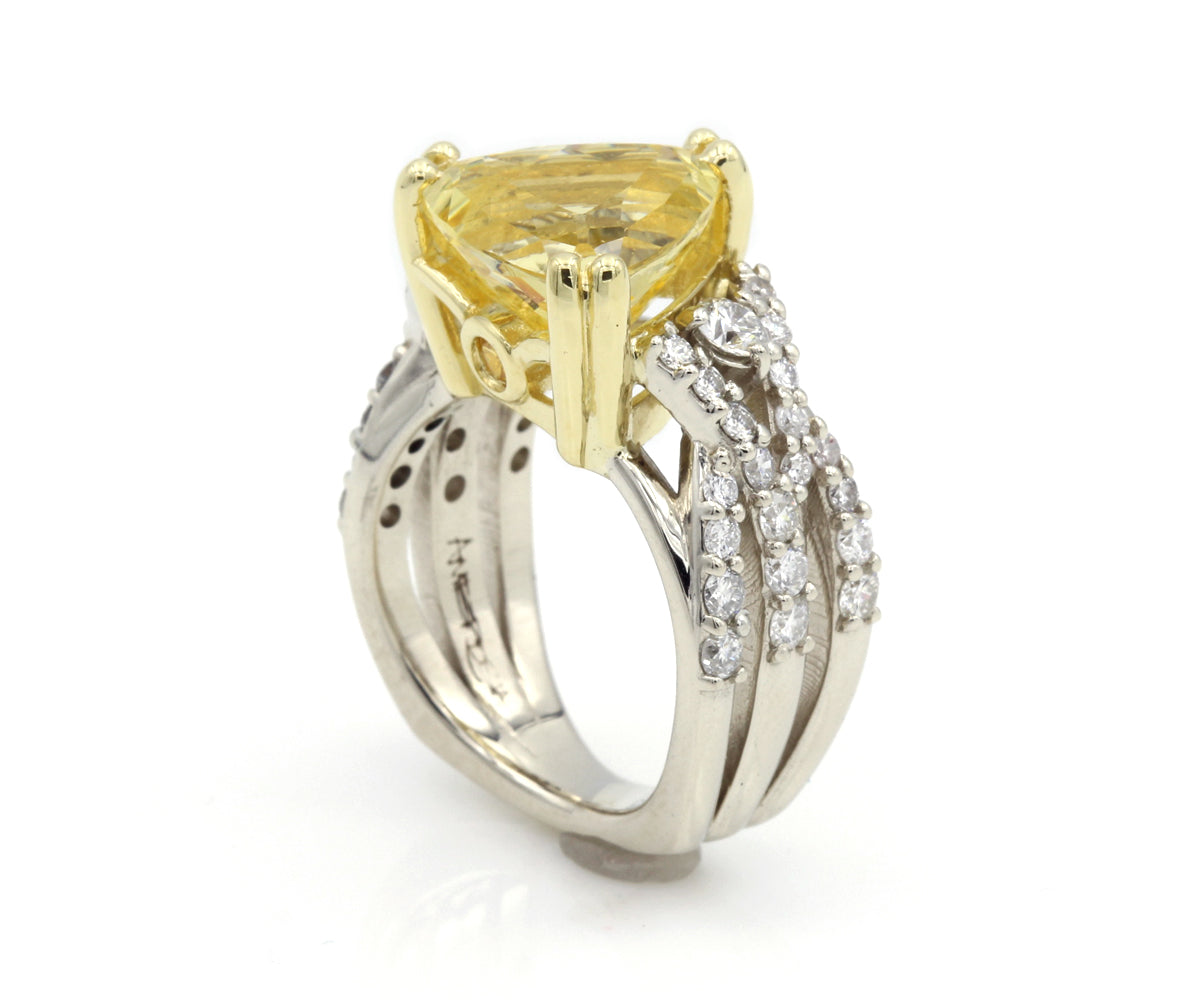 Anillo llamativo de diamantes y zafiro amarillo Trillion