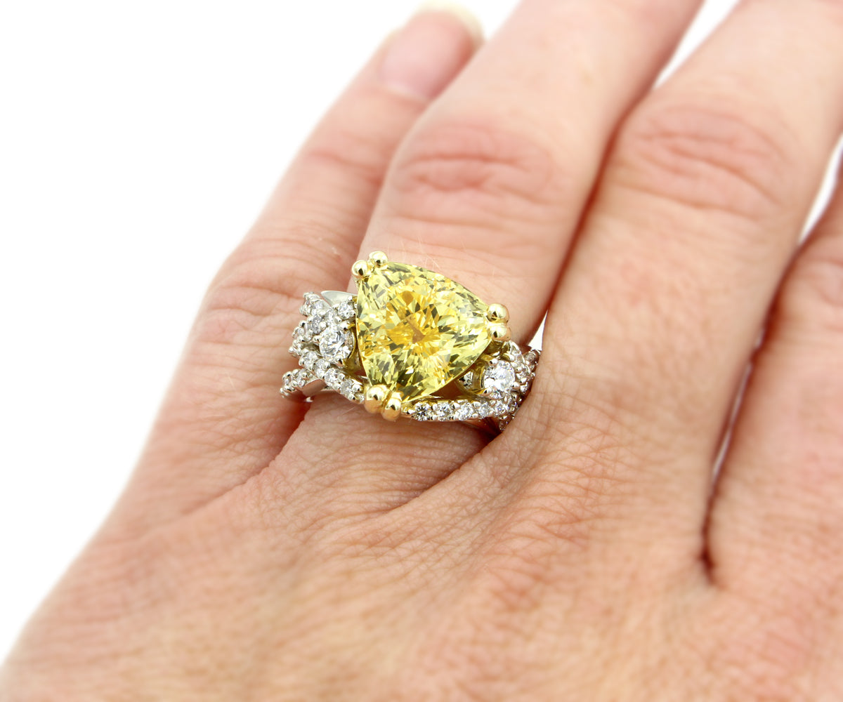 Anillo llamativo de diamantes y zafiro amarillo Trillion