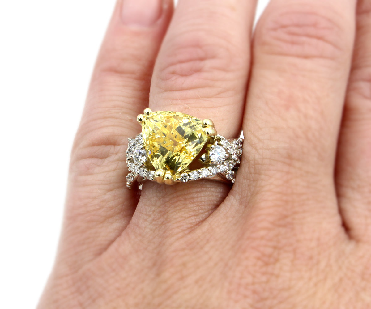 Anillo llamativo de diamantes y zafiro amarillo Trillion