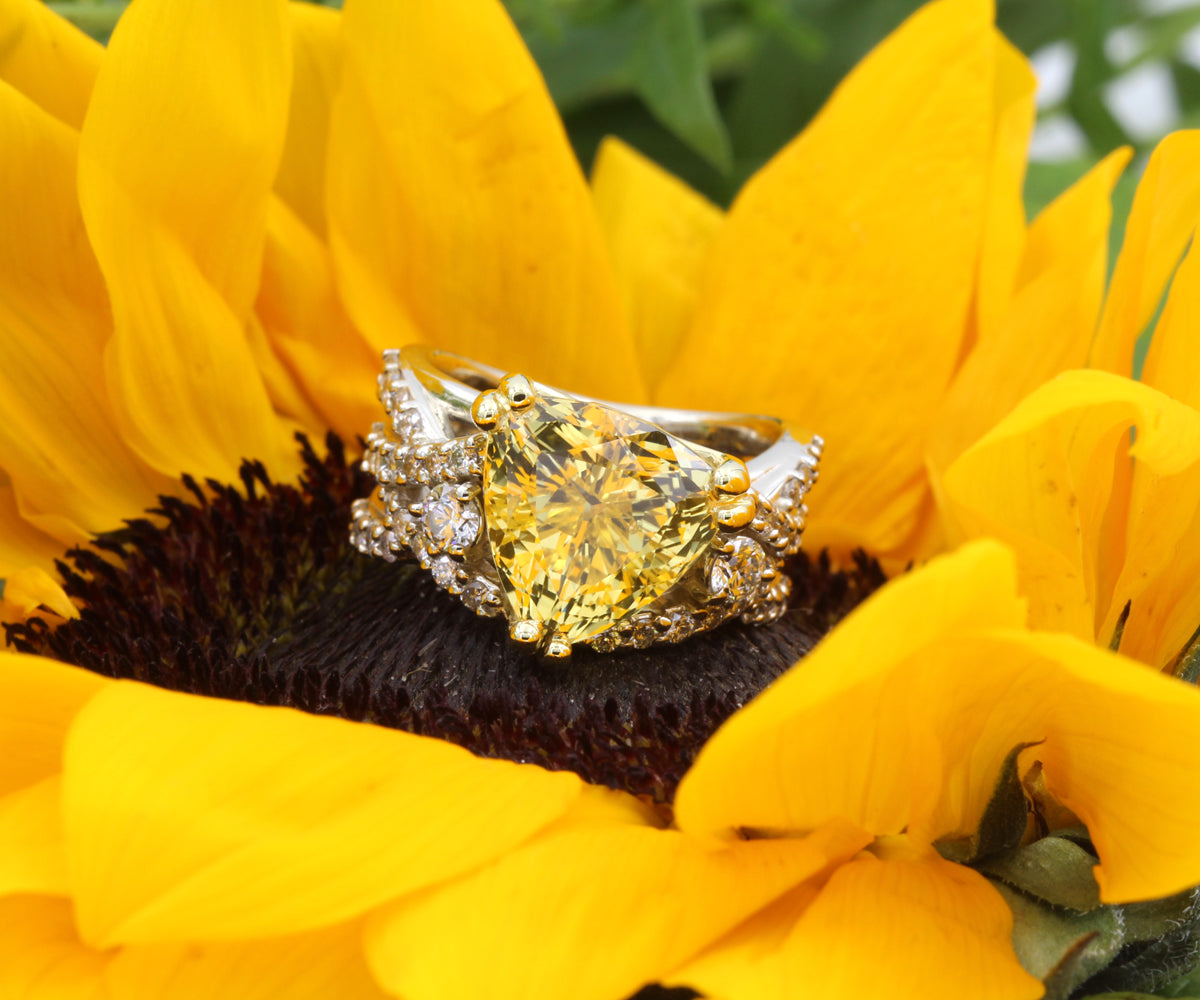 Anillo llamativo de diamantes y zafiro amarillo Trillion