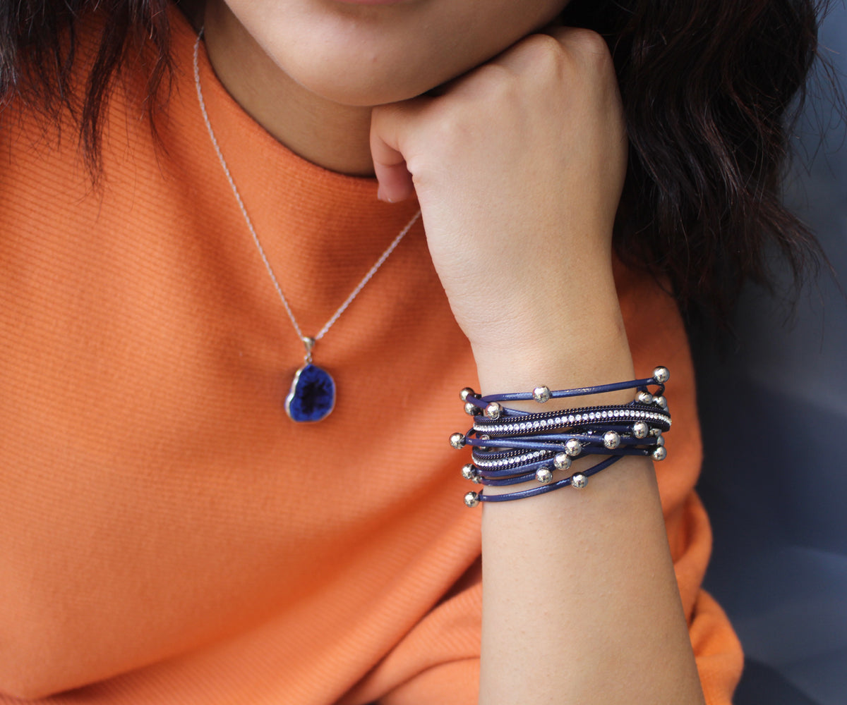 Pulsera de cuero de doble vuelta con cuentas de color azul marino
