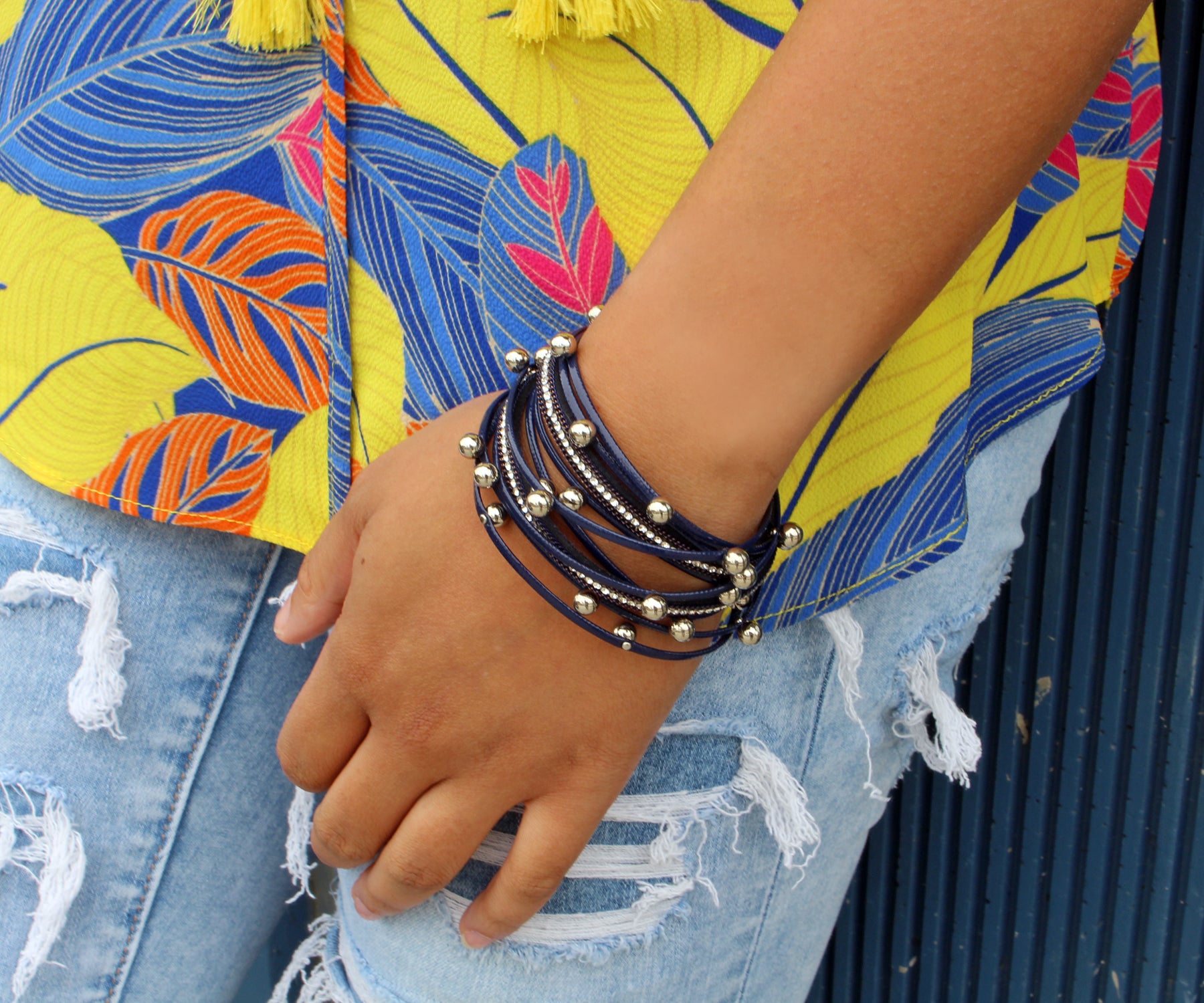 Pulsera de cuero de doble vuelta con cuentas de color azul marino