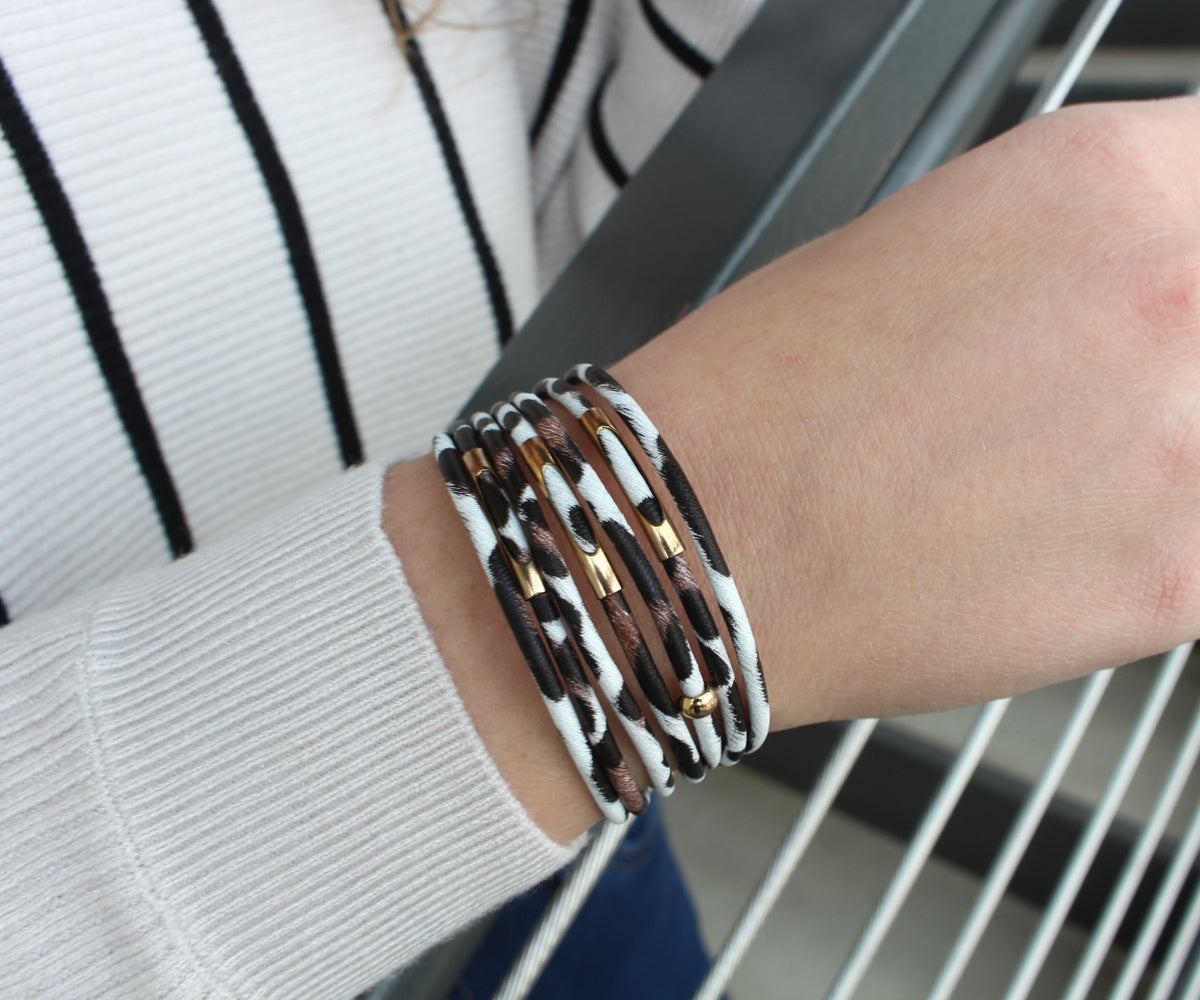 Pulsera de cuero blanco con estampado animal de leopardo