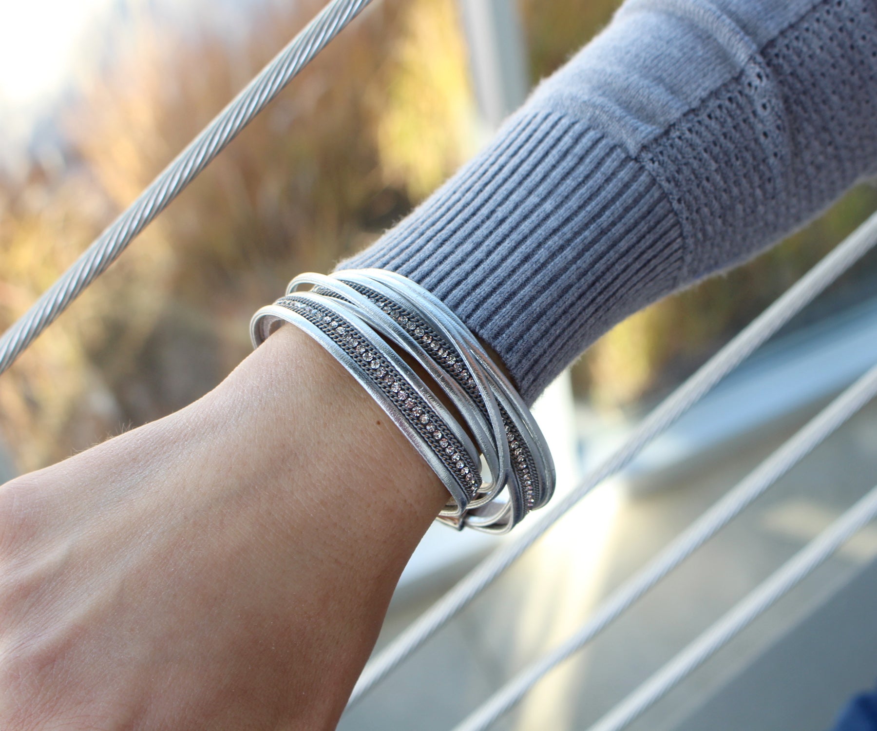 Pulsera doble vuelta de plata metalizada brillante