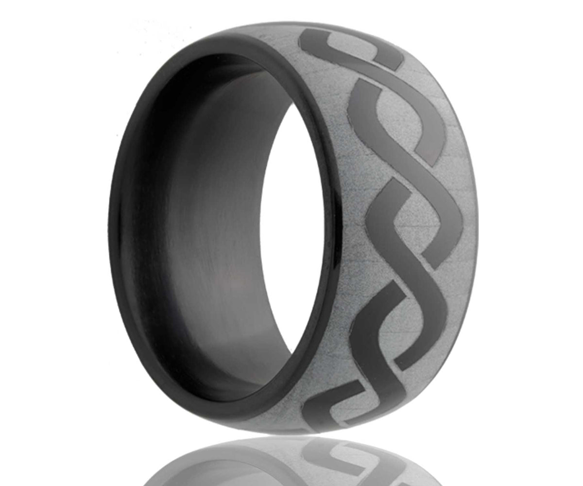 Anillo de cerámica con el infinito grabado con láser en color negro