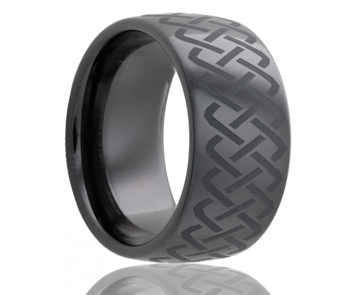Anillo de cerámica tejida con grabado láser negro