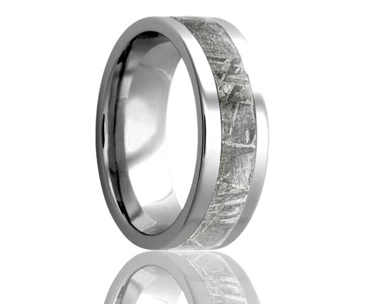 Anillo de cobalto con incrustaciones de meteorito