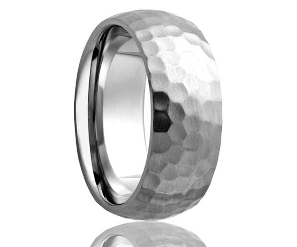 Anillo con acabado martillado y cúpula de cobalto
