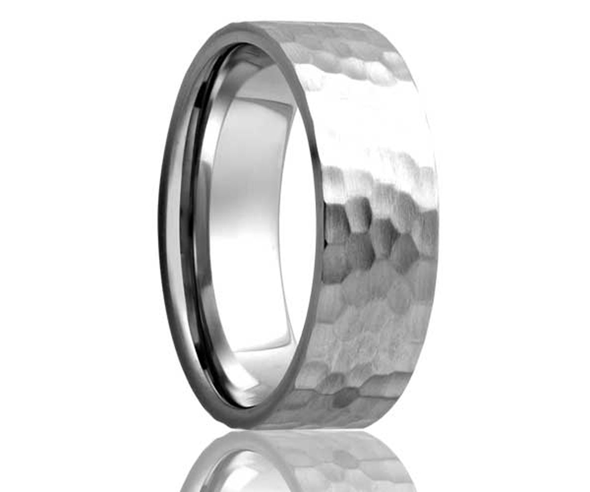 Anillo de borde plano con acabado martillado de cobalto