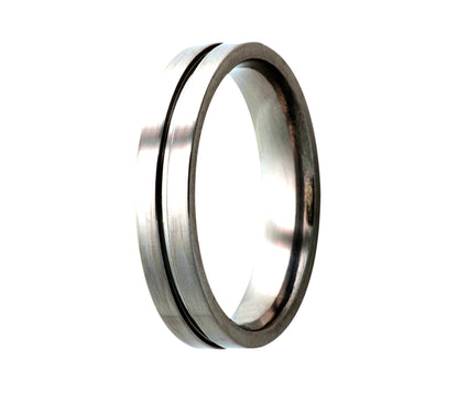Anillo satinado de titanio con ranuras planas desplazadas