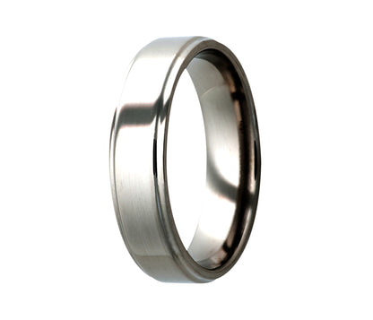 Anillo satinado de titanio con ranuras planas desplazadas