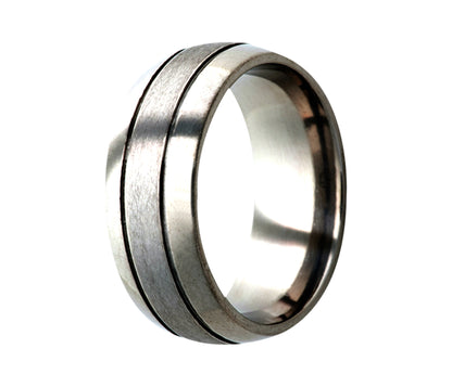 Anillo satinado de titanio con ranuras planas desplazadas