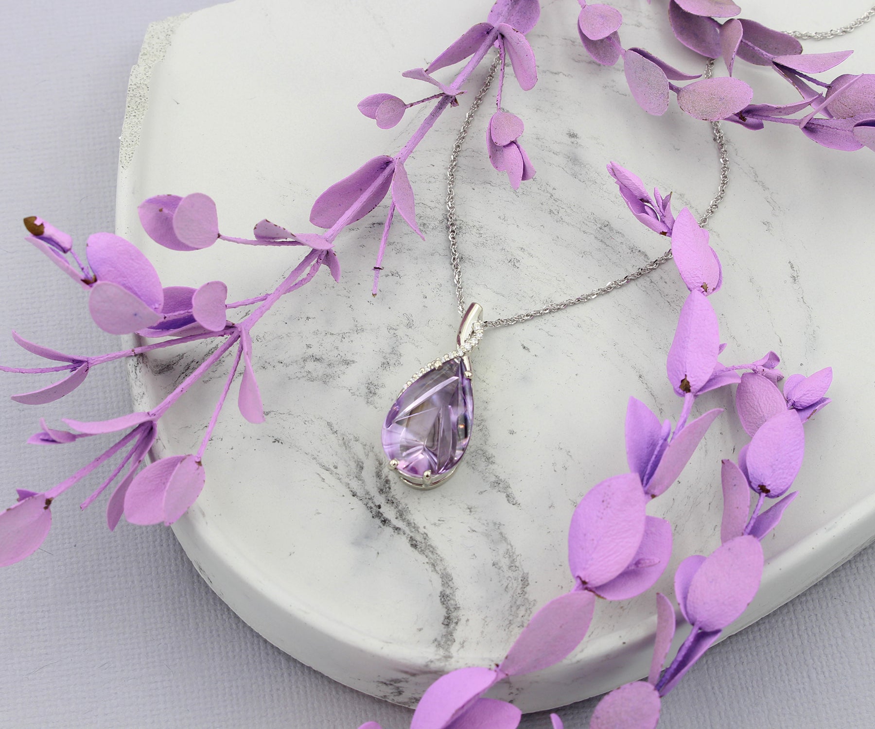 Collar de diamantes retorcidos con forma de lágrima tallada con amatista