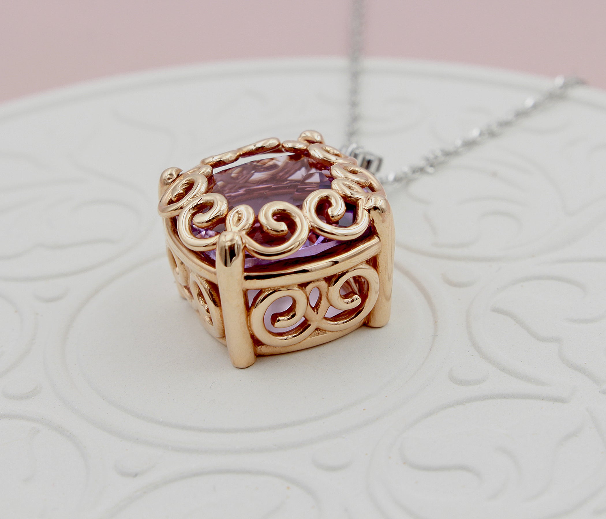 Collar de amatista y diamantes en espiral