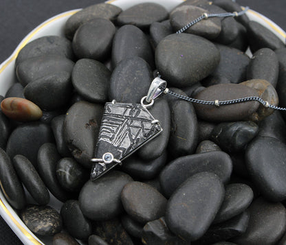 Collar de plata con meteorito triangular