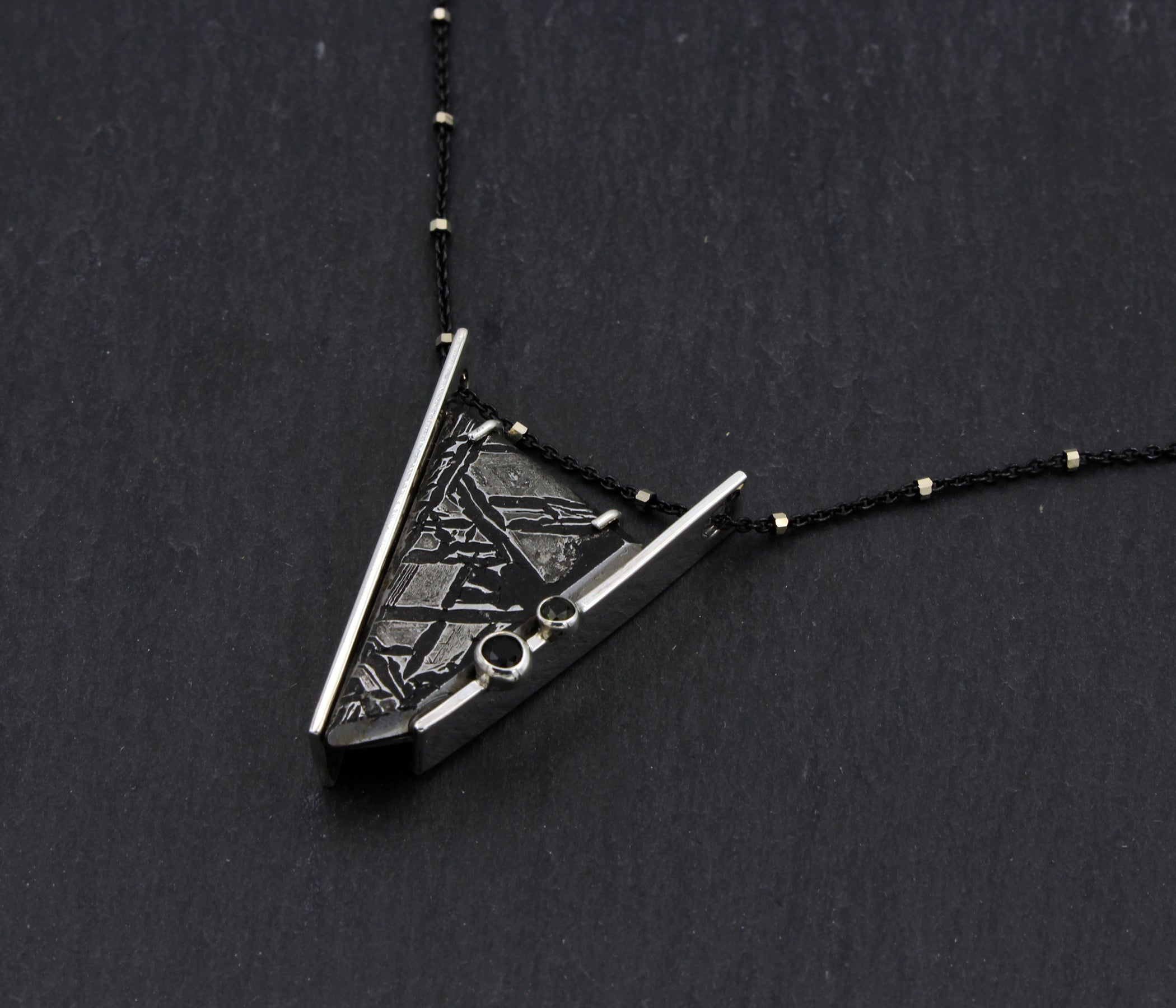 Collar de plata con meteorito triangular