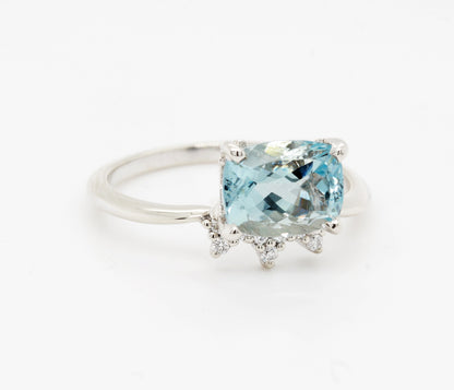 Anillo Art Déco dorado con halo de ágata musgosa y hexágono