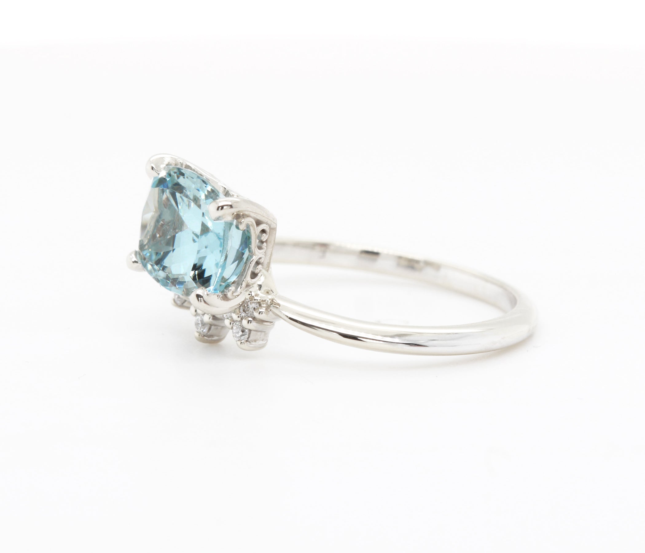 Anillo Art Déco dorado con halo de ágata musgosa y hexágono