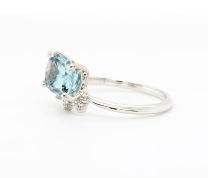 Anillo Art Déco dorado con halo de ágata musgosa y hexágono