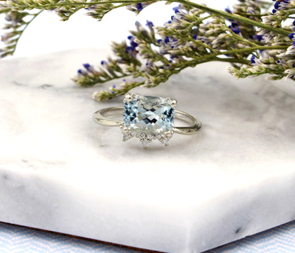 Anillo Art Déco dorado con halo de ágata musgosa y hexágono