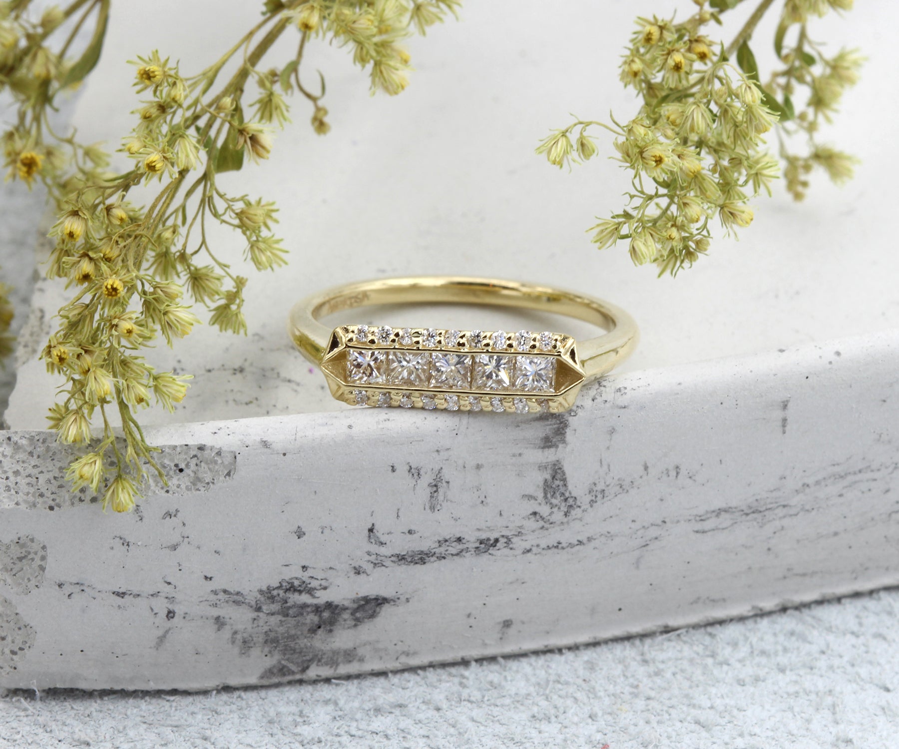 Anillo Art Deco de oro con diamantes y princesa