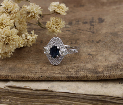 Anillo de oro con diamantes y forma de pera asimétrica moderna