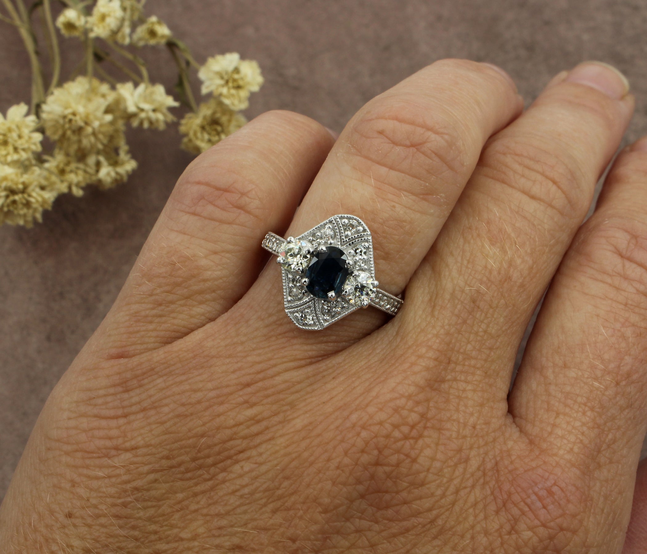 Anillo de oro con diamantes y forma de pera asimétrica moderna