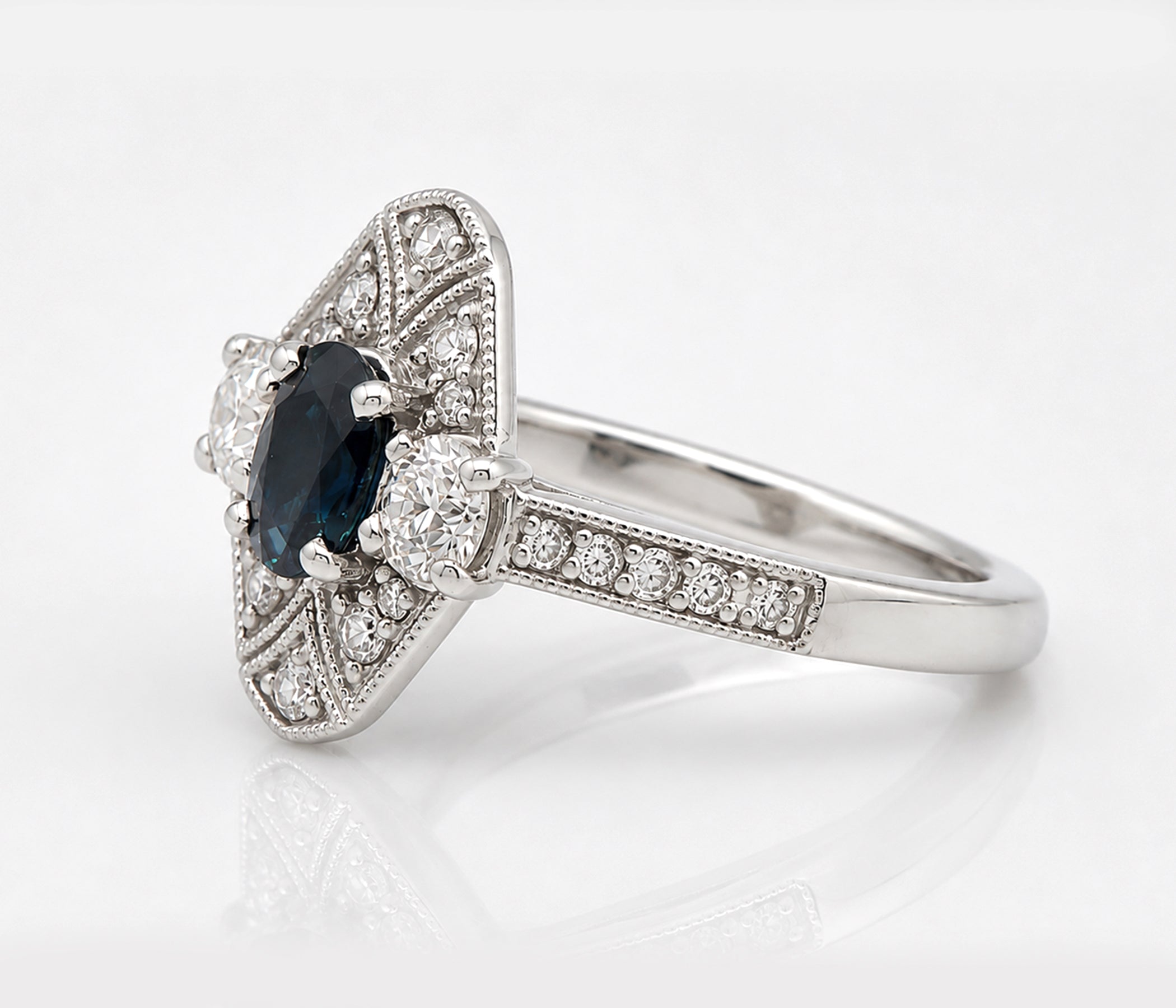 Anillo de oro con diamantes y forma de pera asimétrica moderna